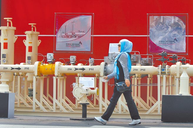 上海台协副会长蔡世明认为，人民币不断发展朝国际化，包含如人民币石油等政策朝挑战美元，针对使用人民币作为进出口贸易的结算货币来说，台商并不会有排斥心理。（新华社）