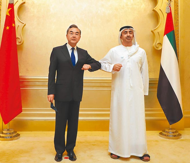 中国国务委员兼外长王毅（左）与阿拉伯联合大公国外长阿卜杜拉举行会谈，就疫苗合作达成多项共识。（新华社）