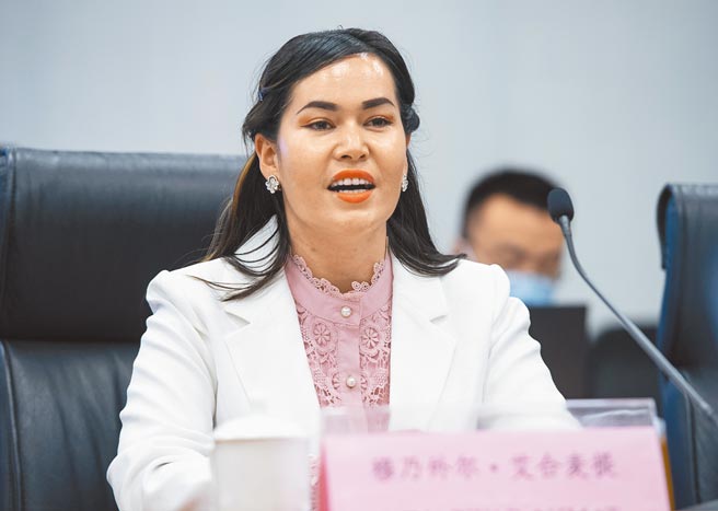 新疆和田地区和田县的村妇联主席穆乃外尔．艾合麦提，在记者会上驳斥新疆妇女遭强制绝育、强迫劳动等说法。（中新社）