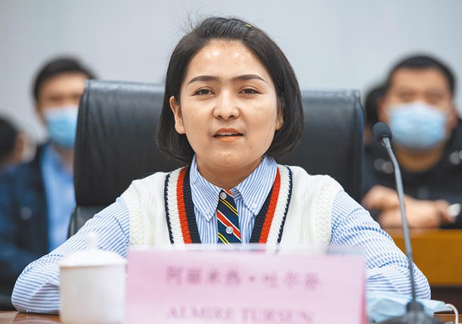 新疆博乐市一家纺织公司女工阿丽米热．吐尔孙表示，外出务工是为了赚更多钱、过更好的生活，不是强迫劳动。（中新社）