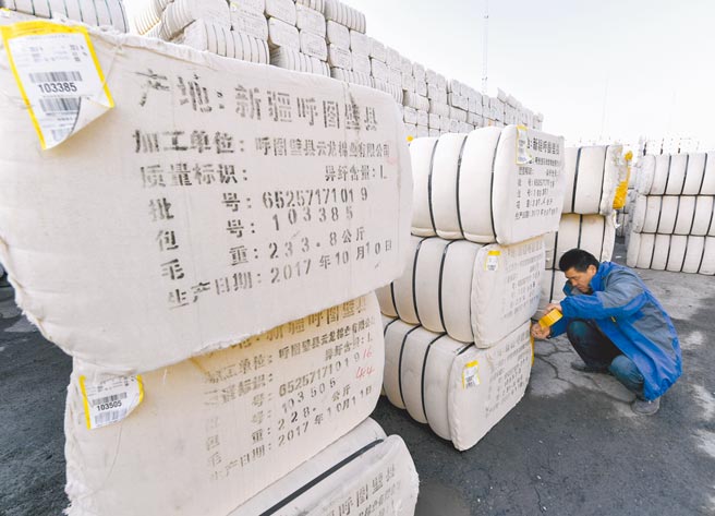 大陆国台办呼吁民进党勿恶意操弄新疆议题。图为新疆乌鲁木齐棉麻站内，工作人员正在整理皮棉外包装。（中新社）