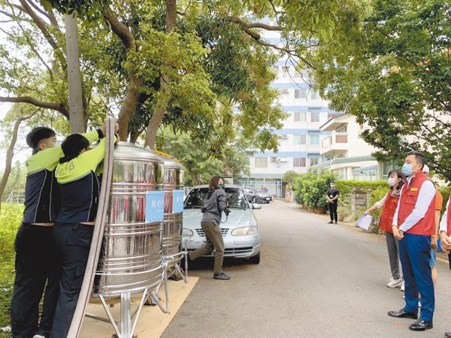 4月6日起新竹市有中隘、南港兩里部分區域納入供5停2的停水範圍，市長林智堅（右）29日前往了解設置供水站的提前整備狀況。（陳育賢攝）