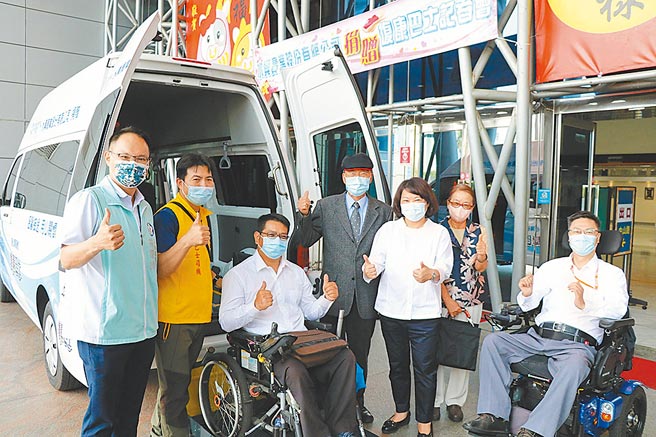 嘉義市長黃敏惠（右三）代表接受趙秦鵬（右四）及趙惠鵬（右二）捐贈復康巴士。（廖素慧攝）