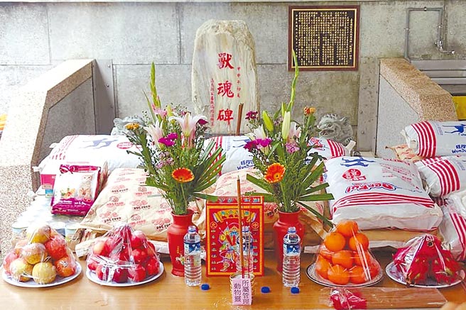 嘉义县家畜疾病防治所人员多年来怀着对动物感恩尊重的心，虔诚祭拜兽魂碑。（张毓翎摄）