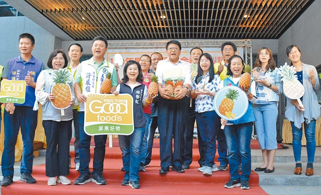 屏縣府舉辦鳳梨評鑑賽，為消費者選出優質果品。（林和生攝）