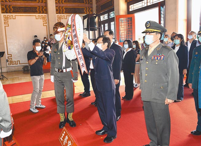 高市110年忠烈祠春祭國殤暨軍人忠靈祠春祭典禮3月29日上午分別於壽山忠烈祠、燕巢園區及鳥松園區舉行，市府祕書長楊明州（中）代表市長陳其邁主祭。（高市兵役處提供／林宏聰高雄傳真）