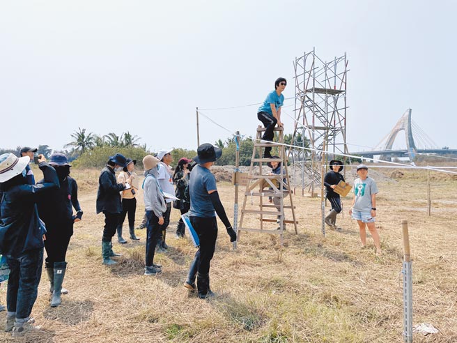 《臺湾三部曲》首创自制直播节目《臺湾三部曲online》，让各界全程参与见证电影的诞生。（米仓影业提供）