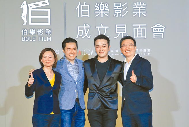 新光影城副总林佩瑜（左起）、秀泰影城总经理廖伟铭、威秀影城董事长吴明宪、国宾影城董事长张中周昨出席伯乐影业记者会。（卢祎祺摄）