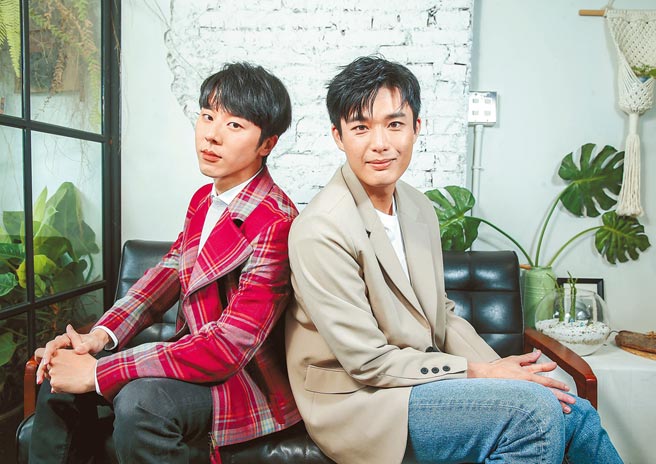 安俊朋（右）、林嘉威在BL剧《近距离爱上你》上演继兄弟「禁断之恋」。（粘耿豪摄）