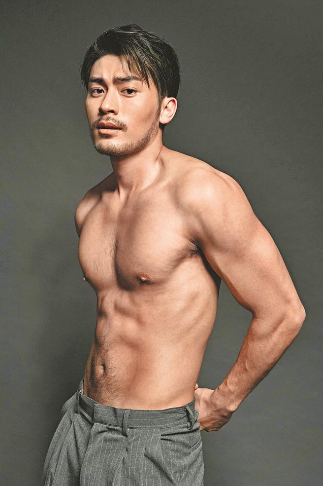 徐恺为饰演角头，每天操肌2小时，成功变身「大只佬」。（碧麒沃客提供）