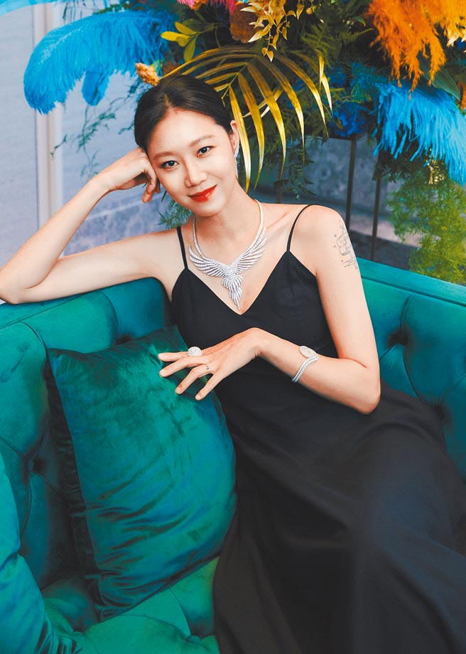 伯爵大使孔晓振佩戴Wings of Light系列顶级珠宝羽翼钻石项炼，这是款可拆卸式的珠宝。 （伯爵提供）