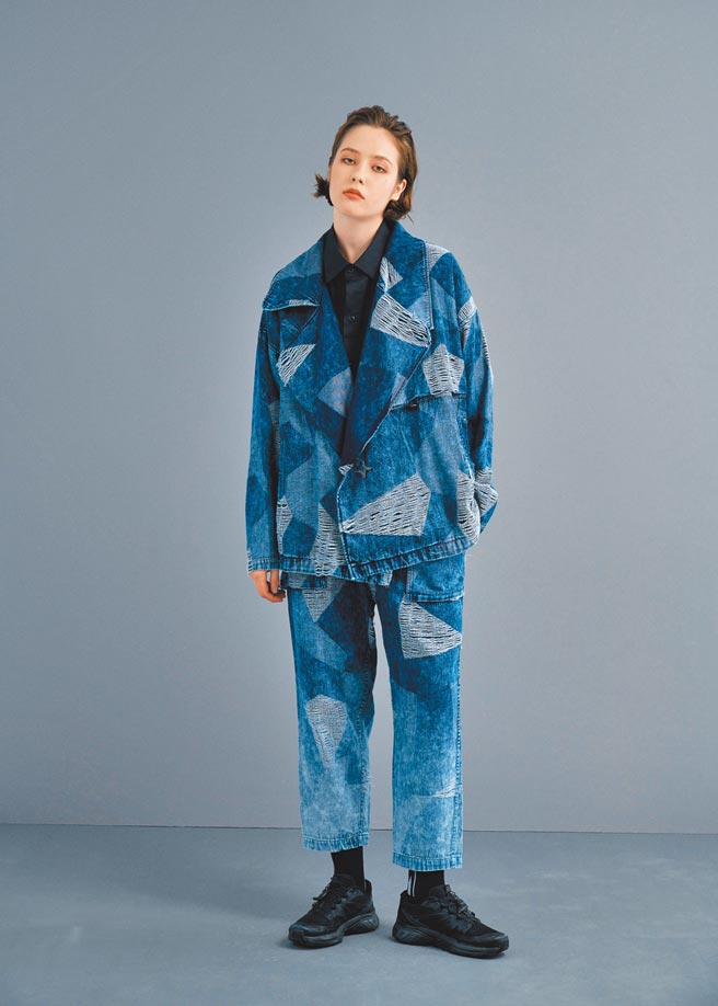 DYCTEAM 21春夏系列，渐染水洗加工的经典冰砖迷彩外套，每件外套均有限量编号织标。（DYCTEAM提供）