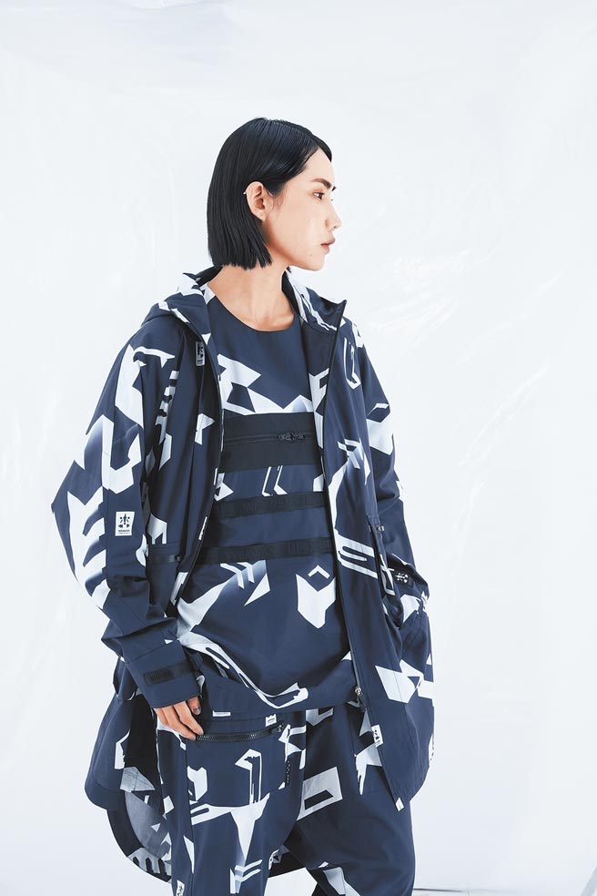 WEAVISM织本主义21春夏系列，以「失温层」为题探讨网路生态，该套装拆解网路用语「炎上」文字，制成全新图腾。（WEAVISM织本主义提供）