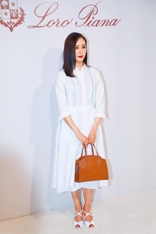 胡靜出席Loro Piana上海活動，以一身白色造型搶鏡。（CFP）