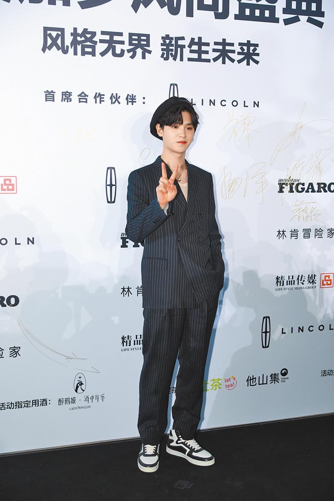 黃明昊的黑色Celine與腳下的撞色運動鞋相當搭。（CFP）