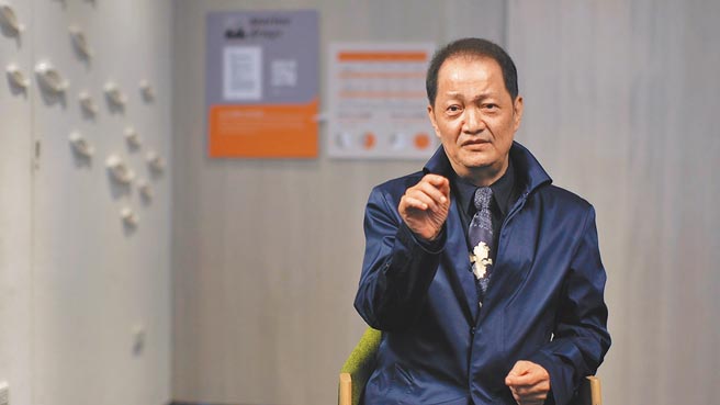 陈卫华院长分享自身抗癌经歷，教导消费者如何挑选与使用保健食品。（台湾褐藻醣胶发展学会提供）