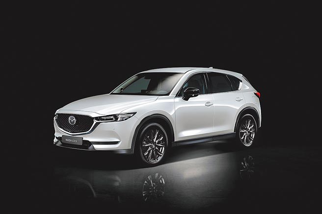 MAZDA CX-5黑艷版外观上融入黑色元素，包括烁黑设计式样的车外后视镜以及铝合金轮圈，售价104.9万元起。（台湾马自达提供）