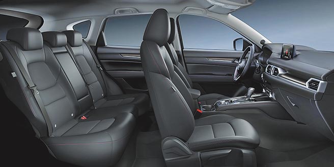 MAZDA CX-5黑艷版配置Granlux类麂皮与皮质混搭运动化座椅。（台湾马自达提供）
