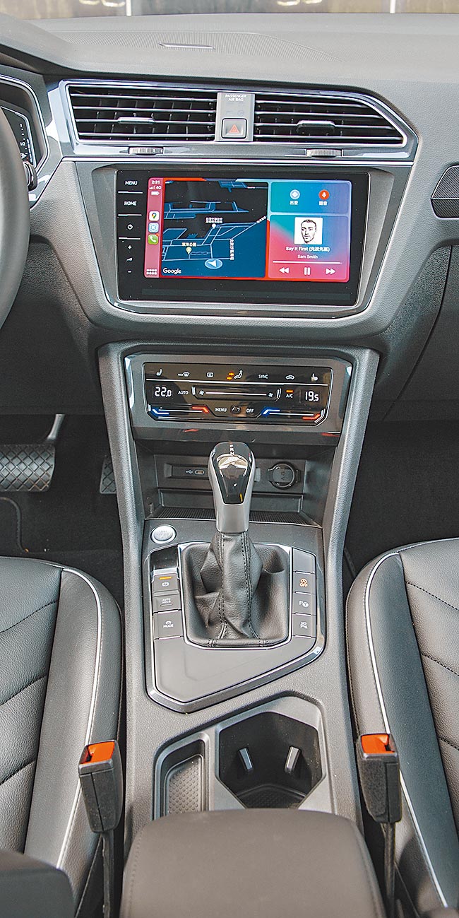 仪表控台上方为9.2吋多媒体触控主机附手势控制功能，下方空调功能面板採Soft Key全平面虚拟按键。（陈大任摄）