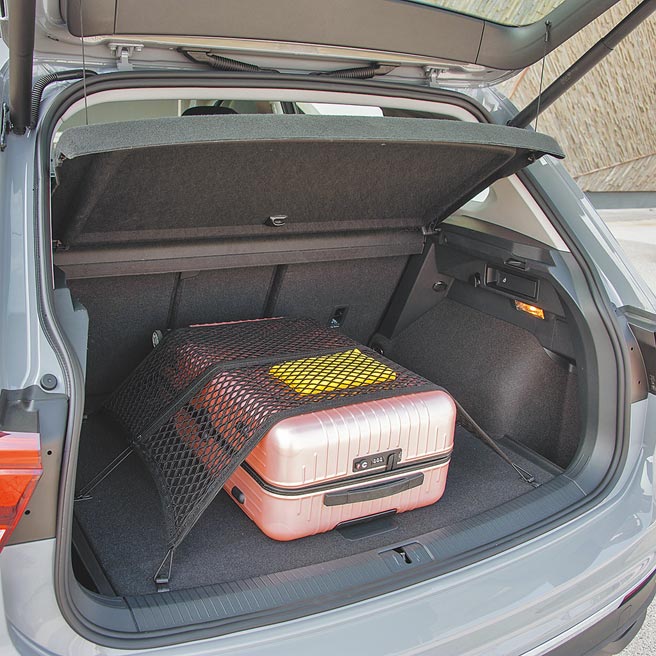 行李厢附实用的弹性固定网，基本容量615L、后座打平可达1655L。（陈大任摄）