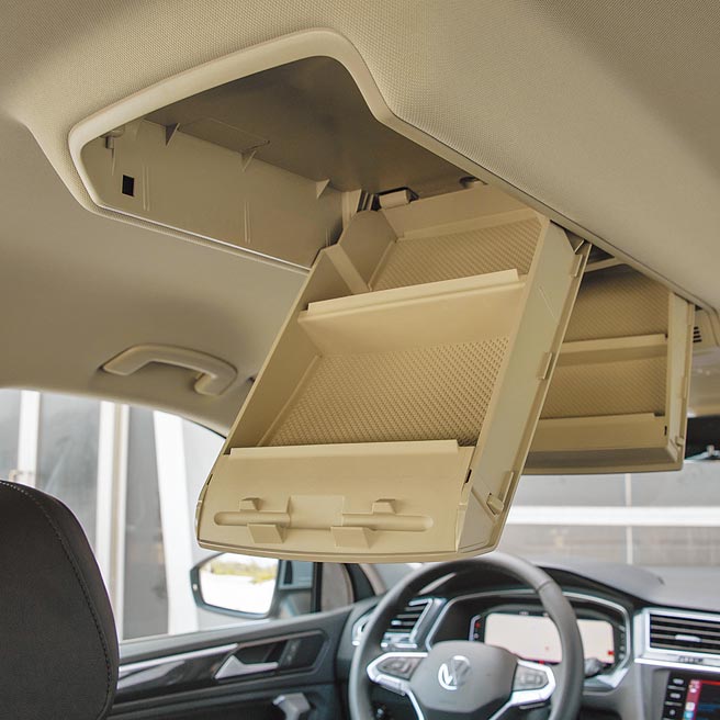 两个吸顶置物盒可放置随车物品。（陈大任摄）