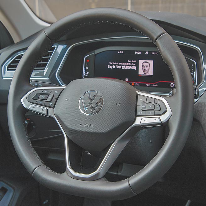 多功能方向盘按键配置方便就手。（陈大任摄）