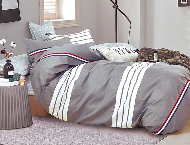 京站4月1日晚上7點線上直播將推出HOYA CASA精梳棉床包兩用被4件組，原價1萬1960元，特價3600元，買1送1。（京站提供）