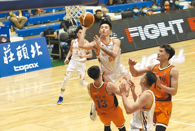 卢峻翔（中）堪称SBL本季最令人象深刻的菜鸟球员。（中华篮协提供）