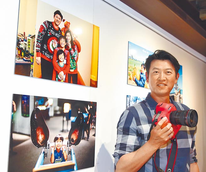 王建民现场并拿起照相机帮媒体拍照。（王英豪摄）