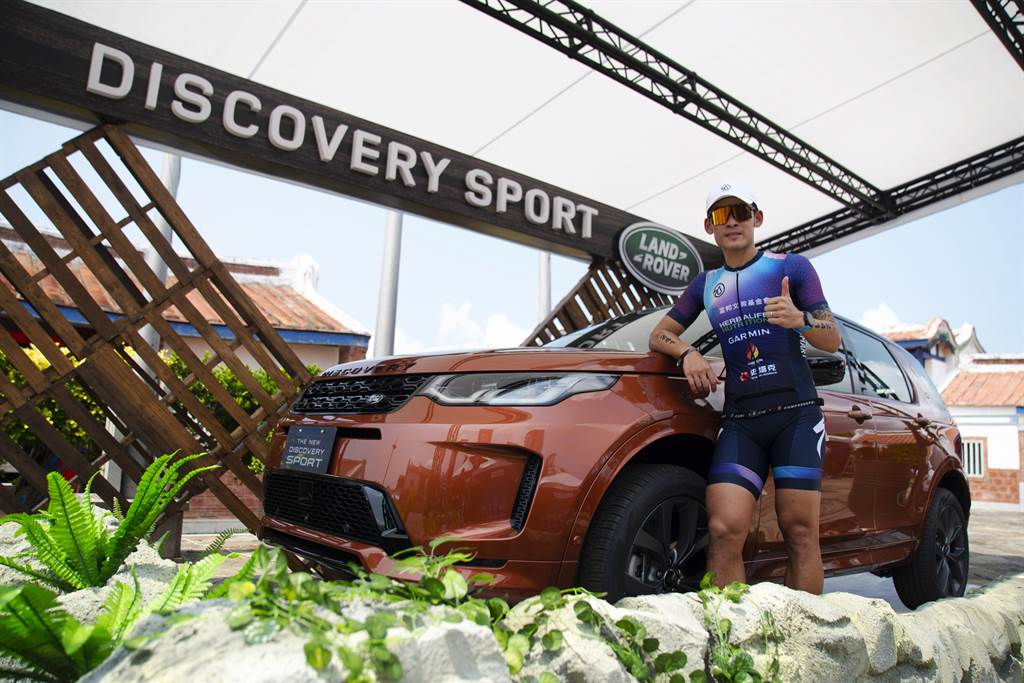 2021 XTERRA TAIWAN越野三項冠軍選手謝昇諺與 Discovery Sport車款合影。
