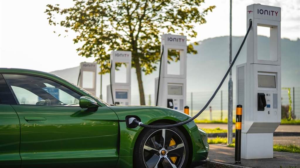 Porsche宣佈開發以矽為基底的「高溫」電池 未來將用於限量版高性能車款中
