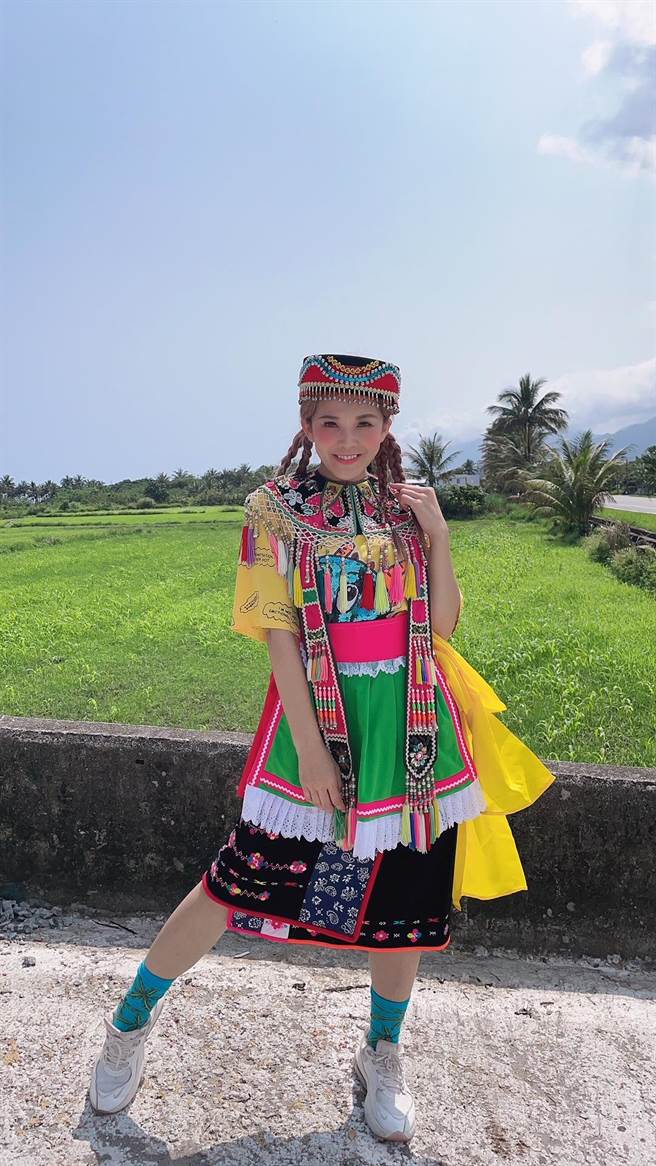 DJ圆圆穿体验原住民文化 。（圆圆本人提供）