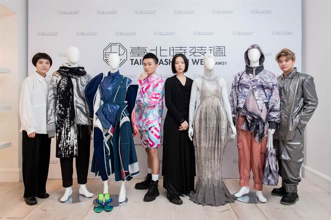 图一：（左起）辅仁大学李怡萱与其作品「无声的嘆息」、实践大学陈家庆与其作品「芮氏8.0」、 辅仁大学江玟萱与其作品「悬生」、树德科技大学侯永笙与其作品「孤空笑道」（台北时装周提供）