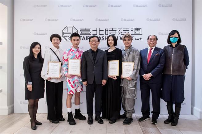 图二：左起依序为：教育部师资培育及艺术教育司李毓娟副司长、辅仁大学织品服装学系李怡萱、 实践大学服装设计学系陈家庆、文化部李连权次长、辅仁大学织品服装学系江玟萱、 树德科技大学流行设计系侯永笙、纺拓会黄伟基秘书长、评审召集人孙正华。（台北时装周提供）