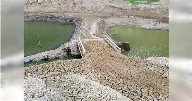 永和山水库乾涸见底，隐身40年永安桥重见天日，苗栗县竹南、头份的民生用水，因永和山水库水情不佳，将实施分区供水措施。（图／民眾提供）