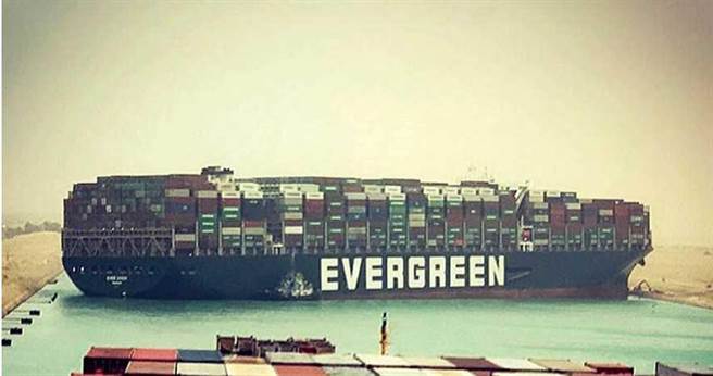 2021年3月24日／長榮海運大型貨櫃輪長賜輪（Ever Given）24日在蘇伊士運河（Suez Canal）轉彎時擱淺，造成河道嚴重堵塞，等候通行的船隻只能在後方大排長龍。（圖／摘自Marcel Dirsus推特）