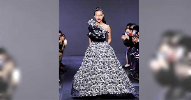 去年12月彭佳慧出席「莺歌陶瓷艺术季」，为设计师潘怡良献出走秀初体验，极具天后气势。（图／新北市政府提供）