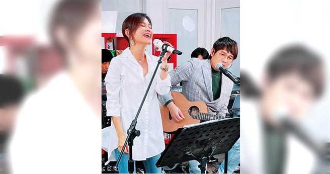 身为客家人的彭佳慧，去年首度和金曲客语歌王罗文裕合作，以母语创作〈你的名字像一首诗〉。（图／翻摄自彭佳慧脸书）