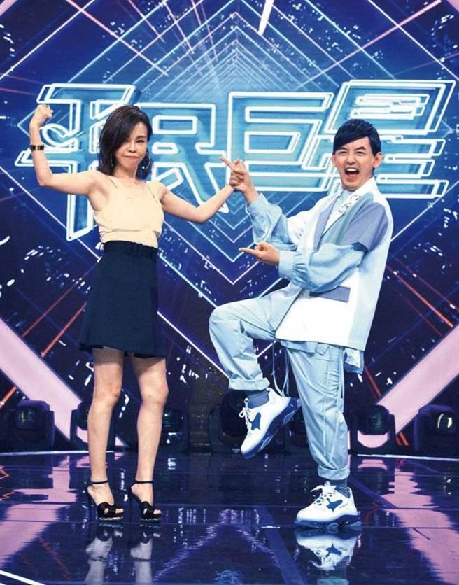 去年七月彭佳慧参加黄子佼主持的选秀节目时，曾表示「忙到没时间谈恋爱」。（图／八大提供）