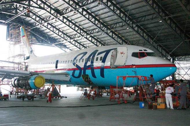 1971年鄭崇華退伍後，第一個工作是在亞洲航空擔任技師。圖為亞洲航空為俄羅斯航空SAT的飛機進行檢修。（圖／報系資料庫）