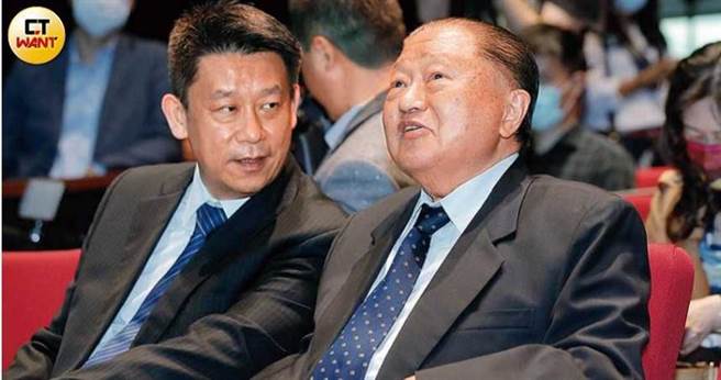 鄭崇華與鄭平父子倆，在台達電50周年慶記者會上互動密切。（圖／黃耀徵攝）