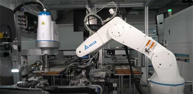 台达电桃园智慧工厂导入导入自动插件设备（RTM）、无人搬运车（AGV）、自主移动机器人（AMR），以及运用虚拟实境与混合实境（MR）、扩增实境（AR）技术，在目前少量多样的趋势下，新的智慧工厂配置更能弹性管理与提升效率。（图／台达电子）