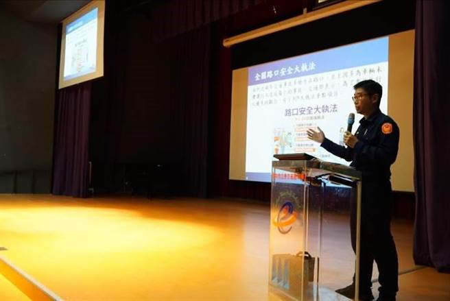 黎明派出所長林澤聰至轄內惠文高中，對即將畢業的高中三年級學生進行交通安全宣導。（警方提供／陳世宗台中傳真）