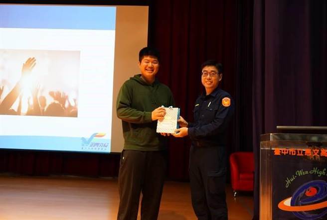 警方透過有獎徵答方式與學生互動，讓學生在熱烈活潑的氣氛中建立正確的交通安全觀念。（警方提供／陳世宗台中傳真）