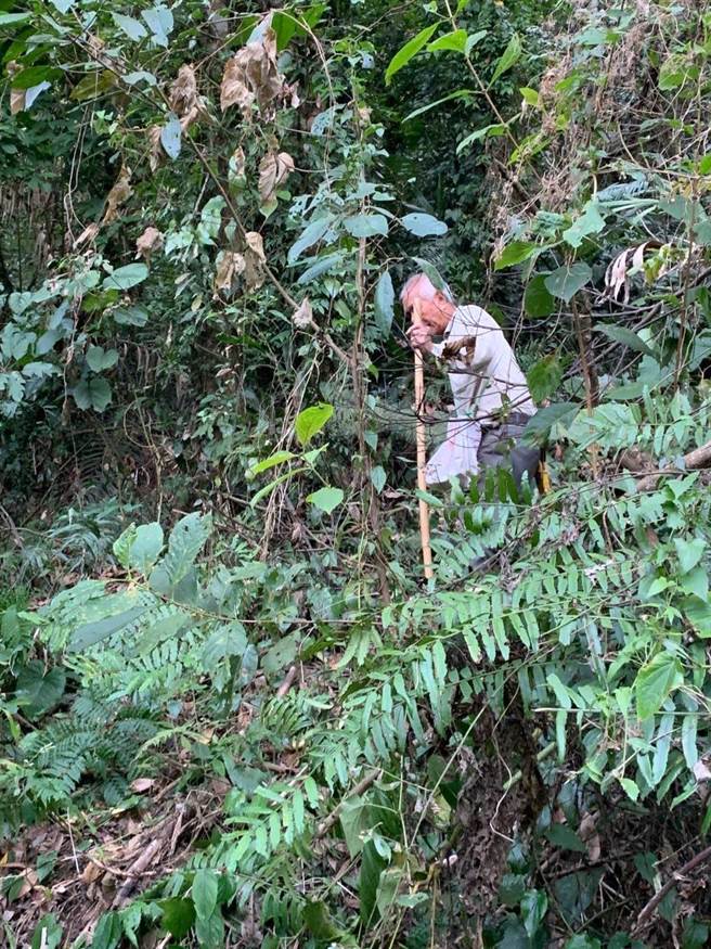 员警在一处树林里找到行动不便的老农，所幸人平安无事。（中埔分局提供／吕妍庭嘉义传真）
