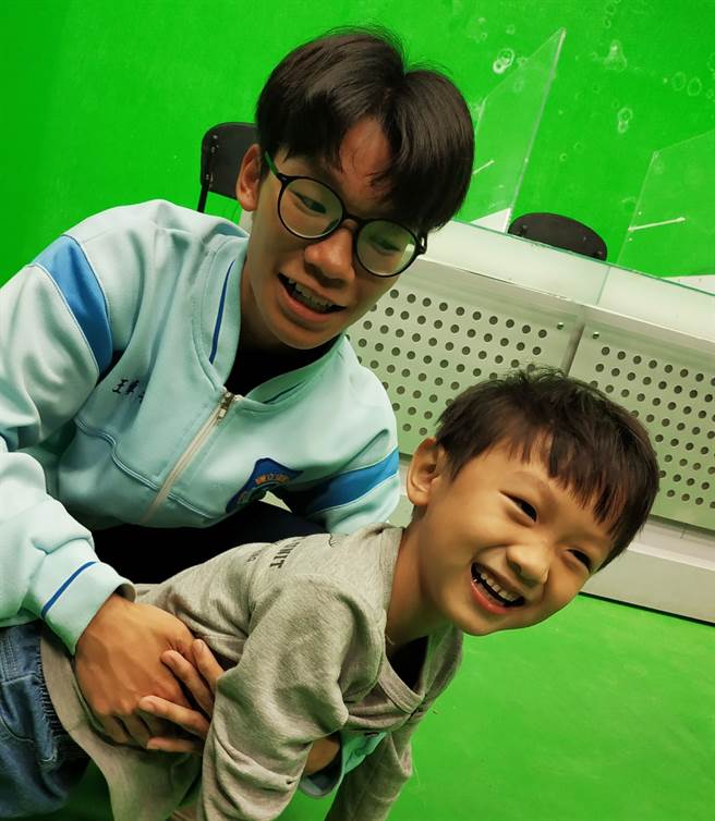 王博右同学与罗立廷小朋友兄弟俩组队报名参加全国新住民子女歌唱大赛。(图/内政部提供)