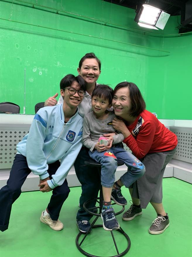 王博右同学与印尼籍新住民郑安娜及罗立廷小朋友一起合影。(图/内政部提供)