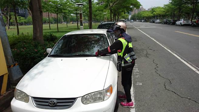 高市府交通局将于年底前启动新政策，在溢缴车辆下次收到停车单时，会于单据上加注退费提醒，避免民眾在不知情的情况下重复缴款，又未到指定地点退费。（洪浩轩摄）