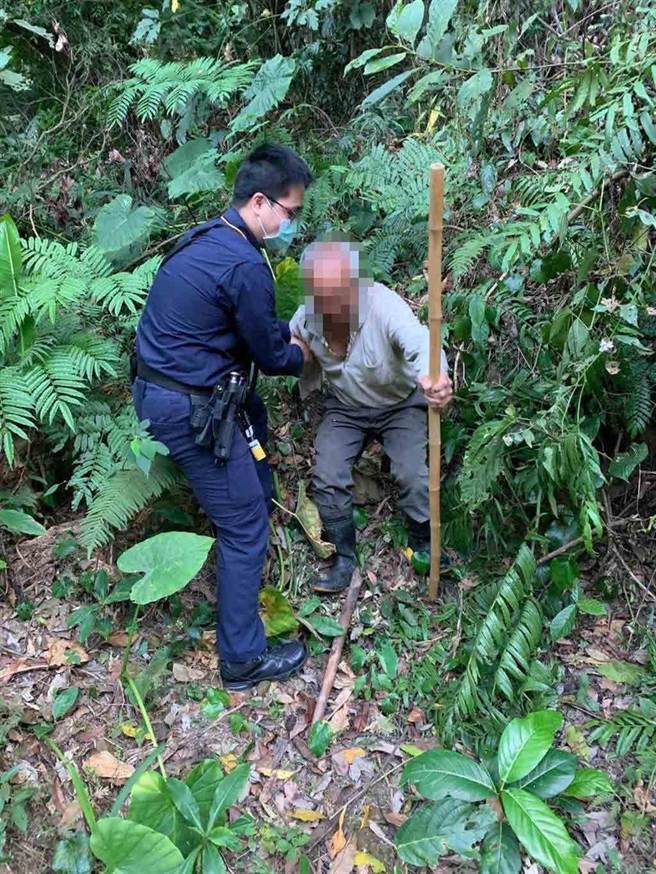 员警在一处树林里找到行动不便的老农，所幸人平安无事。（中埔分局提供／吕妍庭嘉义传真）
