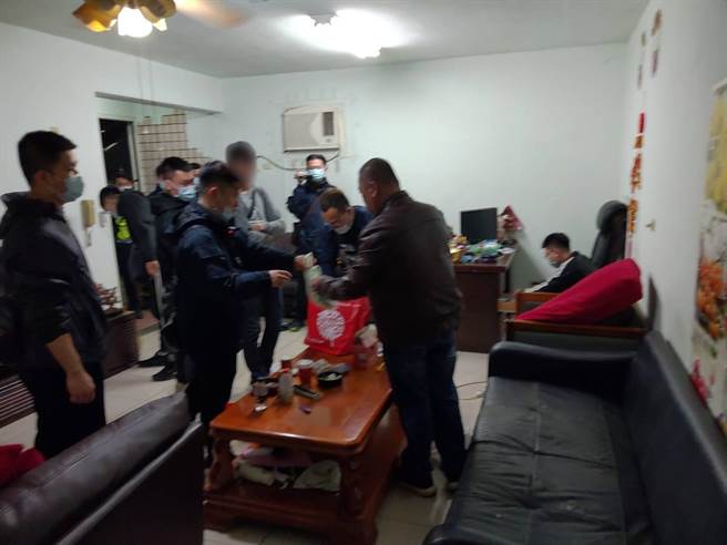 樹林公寓隱藏職業賭場，警方27日凌晨擴大臨檢、破門攻堅，將周男等人移送法辦。（樹林分局提供）